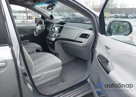 2011 Toyota Sienna Le V6 z USA, uszkodzony, nr VIN 5TDKK3DC8BS045146